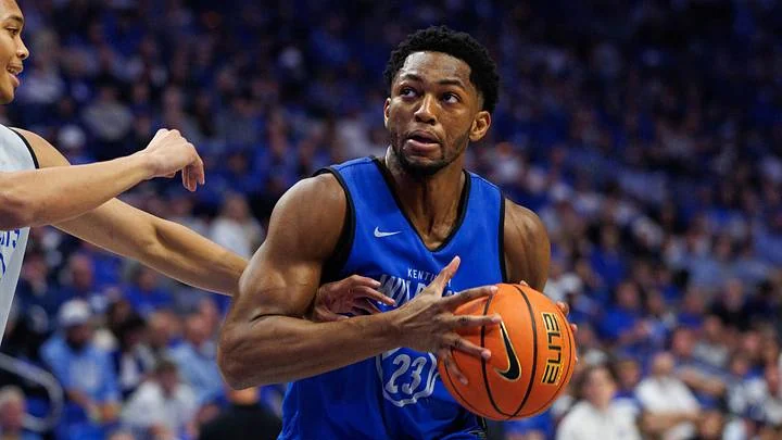 Mouhamed Dioubate in a blue Kentucky number23 jersey driving with the basketball